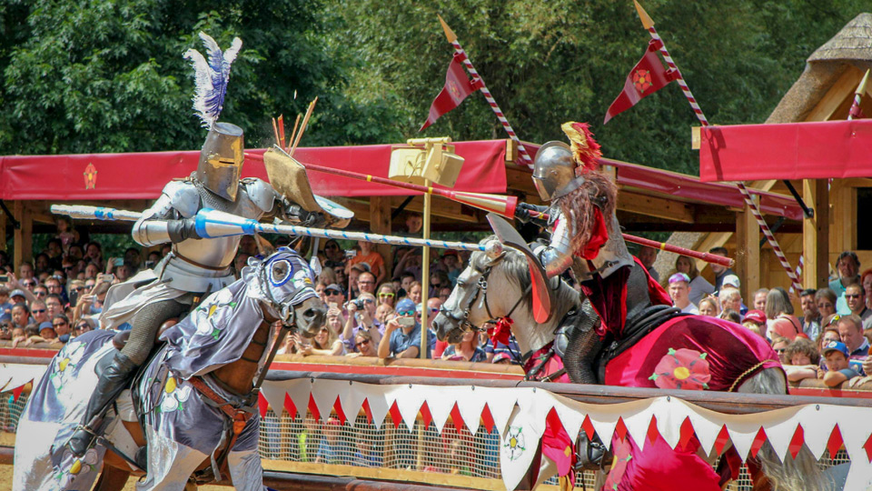 Kinder lieben die Ritter-Turniere von Warwick Castle - (Foto: © Gary Perkin/Shutterstock)