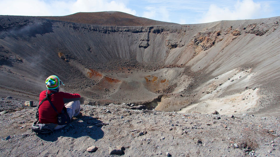 Nach der Wanderung belohnt ein Blick in den Krater des Vulkans Puracé  - (Foto: © Guillermo Ossa / Shutterstock)