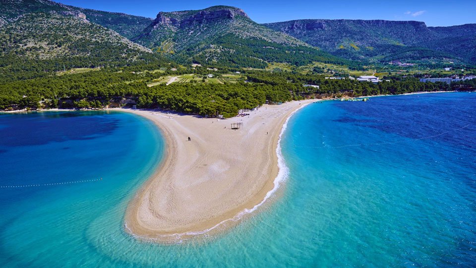 Karibisches Feeling: Azurblaues Wasser und feine Strände auf der Insel Brač - (Foto: © Getty Images)
