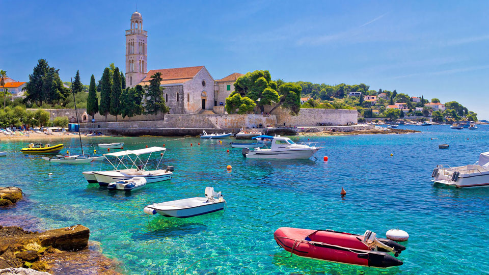 Das türkisfarbene Meer ist eine willkommene Abwechslung zu den hedonistischen Vergnügungen der Insel Hvar - (Foto: © xbrchx / Shutterstock)