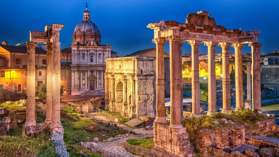 Die Dämmerung fällt über die Ruinen des Forum Romanum, Rom - (Foto: ©Xantana/Getty Images)