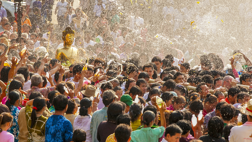 Spektakulär Songkran feiern in Chiang Mai - (Foto: ©Sukpaiboonwat/ Shutterstock)