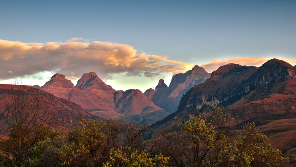 Der Cathetral Peak in den Drakensbergen, dem höchsten Gebirge des südlichen Afrikas - (Foto: ©️volschenkh/Getty Images)