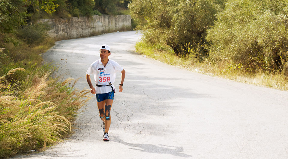 Beim Spartathlon werden alle Läufer geehrt - mit einem Kranz aus Olivenzweigen wie einst in der Antike - (Foto: ©Mark Read/Lonely Planet)