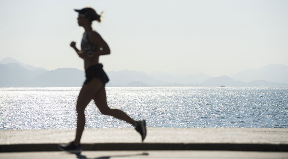 Der frühe Vogel fängt den Wurm: Joggerin an der berühmten Copacabana - (Foto: ©lazyllama/Shutterstock)