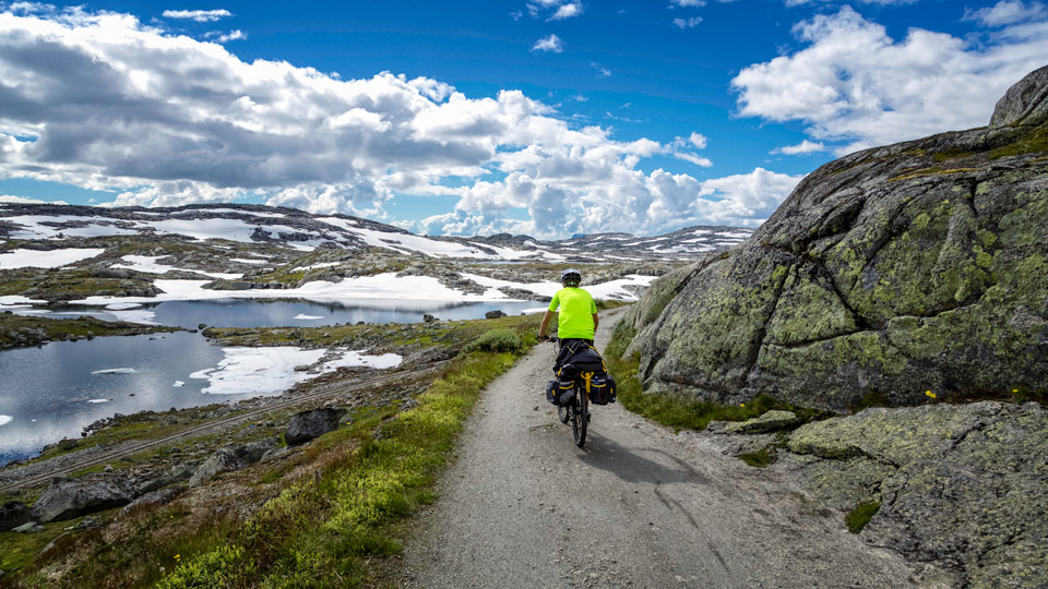 Wer nicht gleich den Styrkeprøven-Radmarathon mitfahren will, genießt das Radfahren im Hardangervidda Nationalpark Norwegens mit seinen kleinen Seen und hohen Bergen - (Foto: ©Runar Vestli/Getty Images)