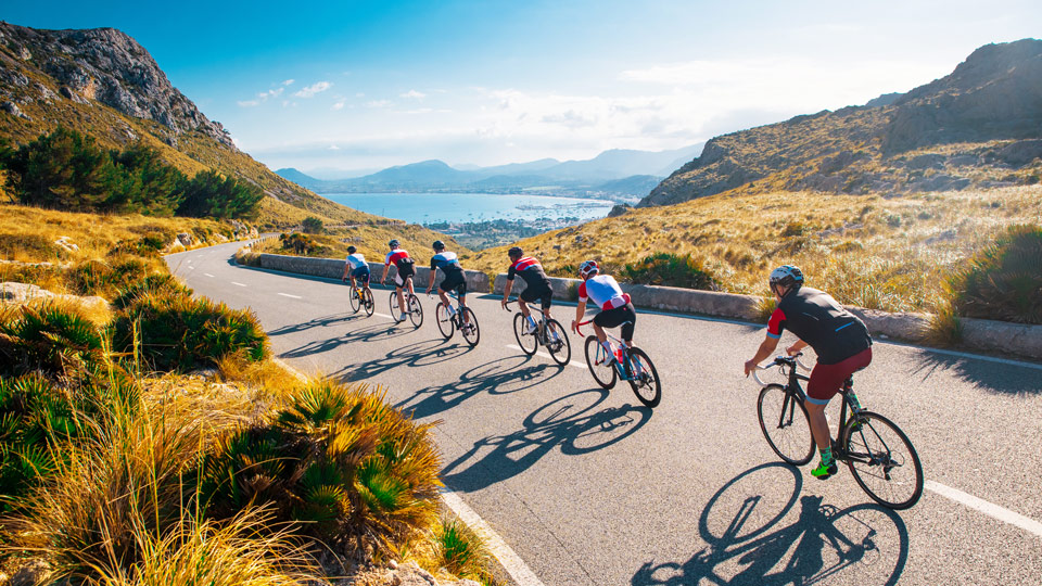 Perfekt für leidenschaftliche Radfahrer - im Urlaub neue Strecken erkunden, wie hier an einer Küstenstraße Mallorcas - (Foto: ©kovop58/Shutterstock)