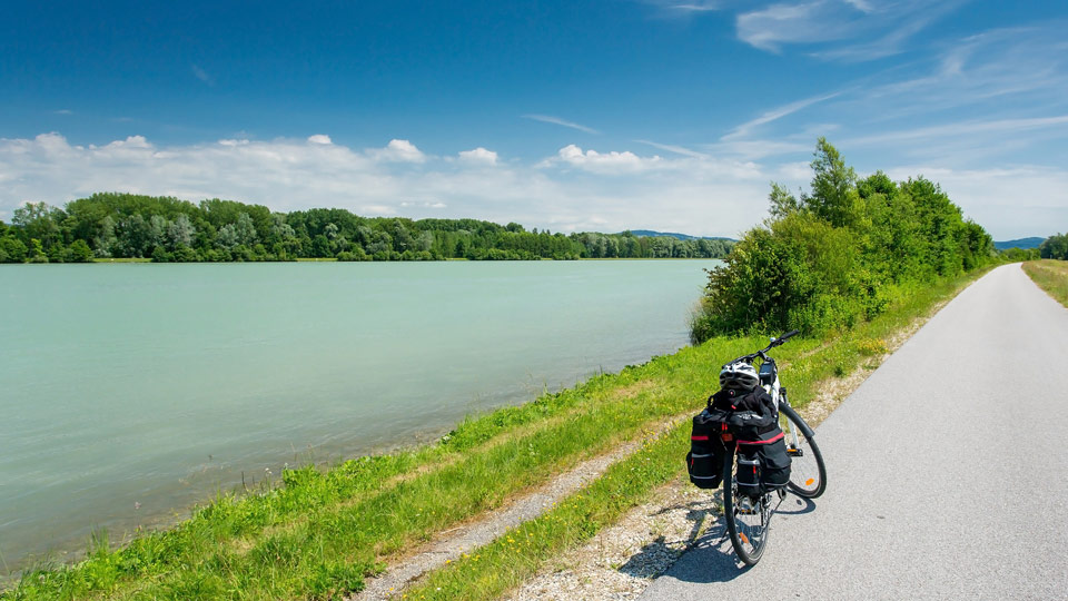 Ein Teil der östlichen EuroVelo 6 führt entlang des Donau-Radweges - (Foto:  ©Florian Augustin/Shutterstock)