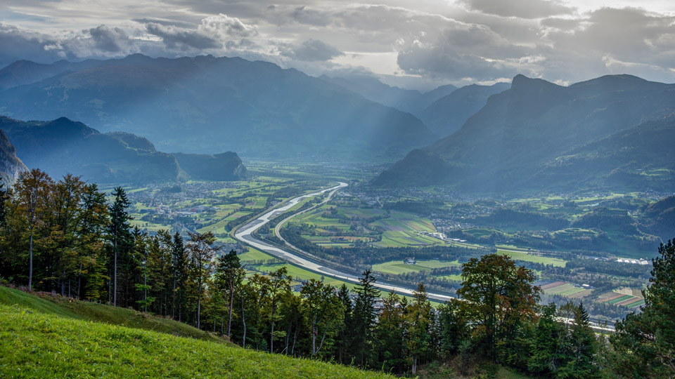 Die Drei-Länder-Tour führt durch das wunderschöne Rheintal - (Foto: ©Matteo Lovato/500px)