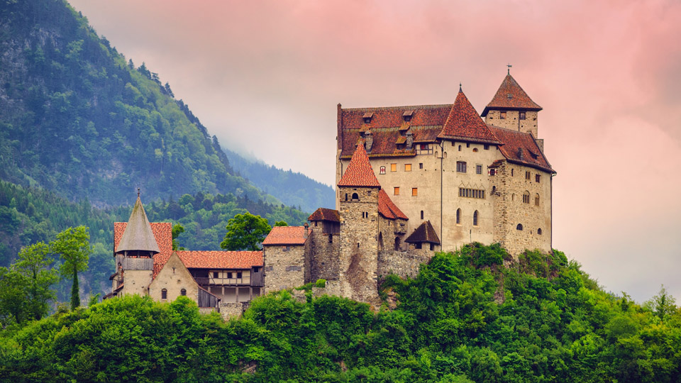 Schloss Gutenberg in Balzer liegt am historischen Radweg Fünf-Burgen-Tour - (Foto: ©Boris Stroujko/Shutterstock)