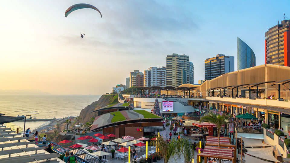 An wie vielen Orten auf der Welt kann man schon Gleitschirmfliegen mit atemberaubendem Blick auf die Stadt und die Küste? - (Foto: © Jess Kraft / Shutterstock)