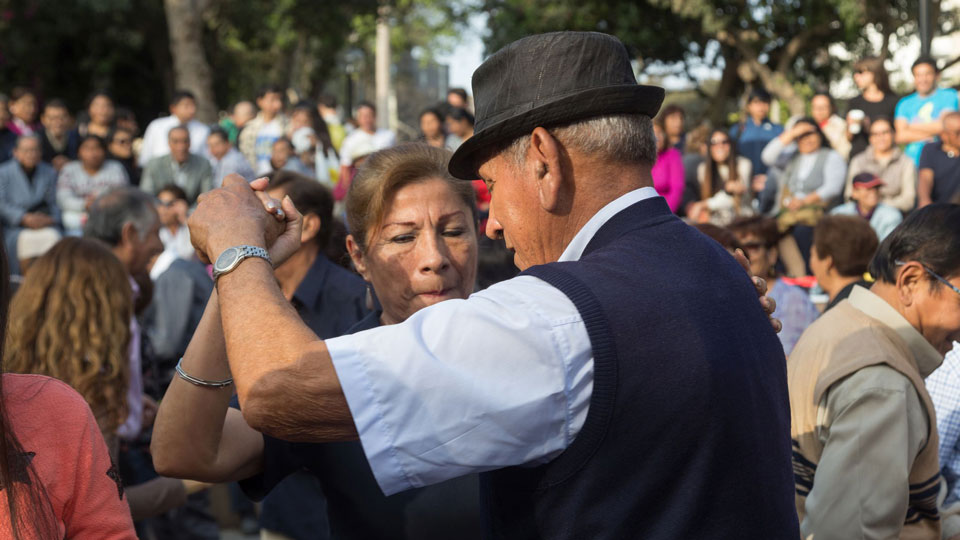 Pure Lebensfreude beim Salsa-Tanzen im Parque Kennedy auf dem Malecón - (Foto: © olli0815 / Getty Images)