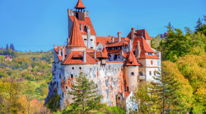 Draculas Schloss Bran in Transsilvanien besuchen - bewaffnet mit Buch, Kreuz und Knoblauch - (Foto: ©Cristian Balate/Shutterstock)