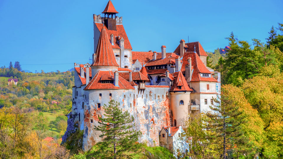 Draculas Schloss Bran in Transsilvanien besuchen - bewaffnet mit Buch, Kreuz und Knoblauch - (Foto: ©Cristian Balate/Shutterstock)