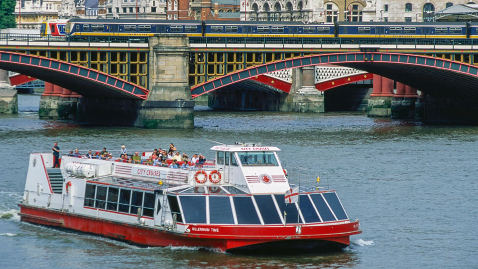 Die berühmten Sehenswürdigkeiten der Stadt lassen sich fabelhaft bei einer Bootsfahrt auf der Themse entdecken - Foto: ©Neil Setchfield/Lonely Planet