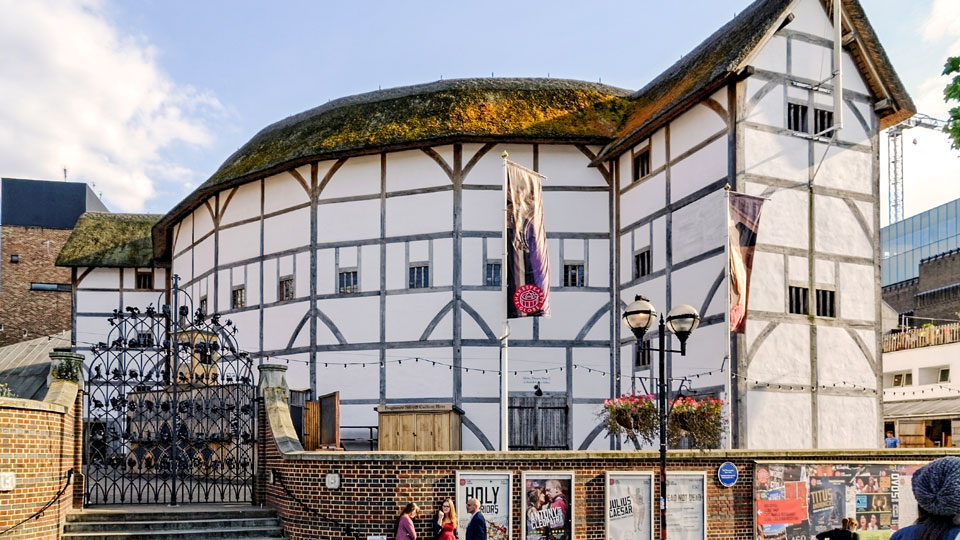 Fans von Shakespeare schauen seine Stücke im The Globe Theater an - (Foto: ©Pres Panayotov/Shutterstock)