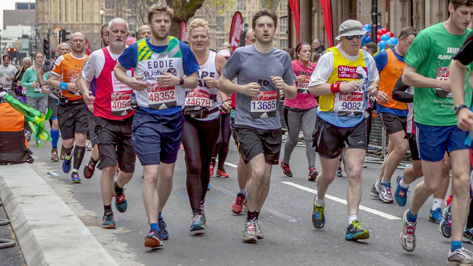 Die Teilnehmer des London-Marathons anfeuern oder besser noch gleich selbst mitlaufen - (Foto: ©MS Jane Campbell/Shutterstock)