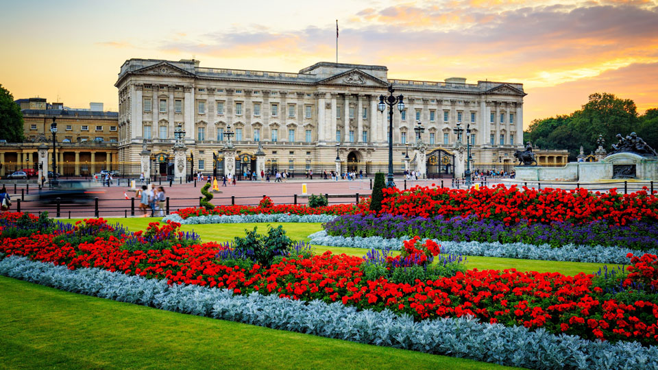 Die herrlichen Blumen vor dem Buckingham Palace sind ein deutliches Zeichen für die Ankunft des Frühlings - (Foto: ©Lukasz Pajor/Shutterstock)
