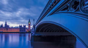 Blick über die Westminster Bridge zu den Houses of Parliament - (Foto: © Julian Love/Lonely Planet)
