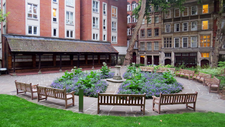 Die Wall of Heroic Self Sacrifice des Postman's Park ist eine Hommage an tapfere Londoner Bürger - (Foto: © Will Jones/Lonely Planet)