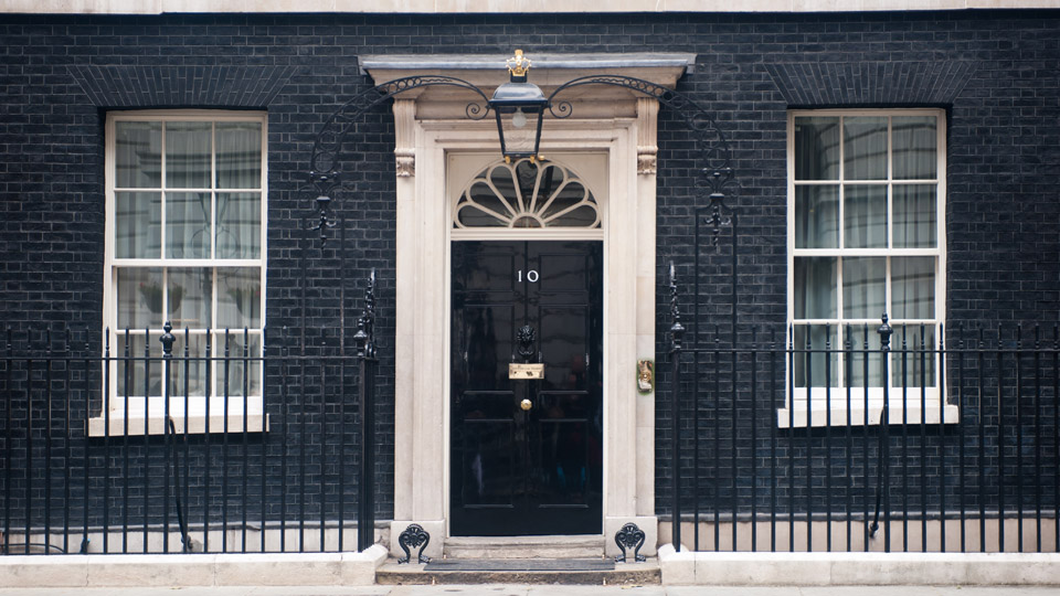 Die echte 10 Downing Street - (Foto: ©pcruciatti/Shutterstock)