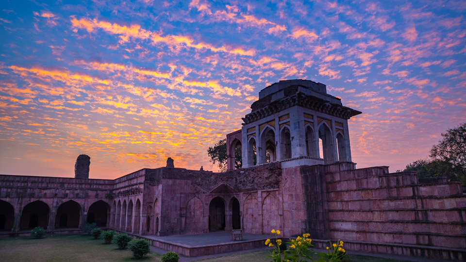 Die afghanischen Ruinen von Mandu bei Sonnenaufgang - (Foto: © FBxx / Getty Images)