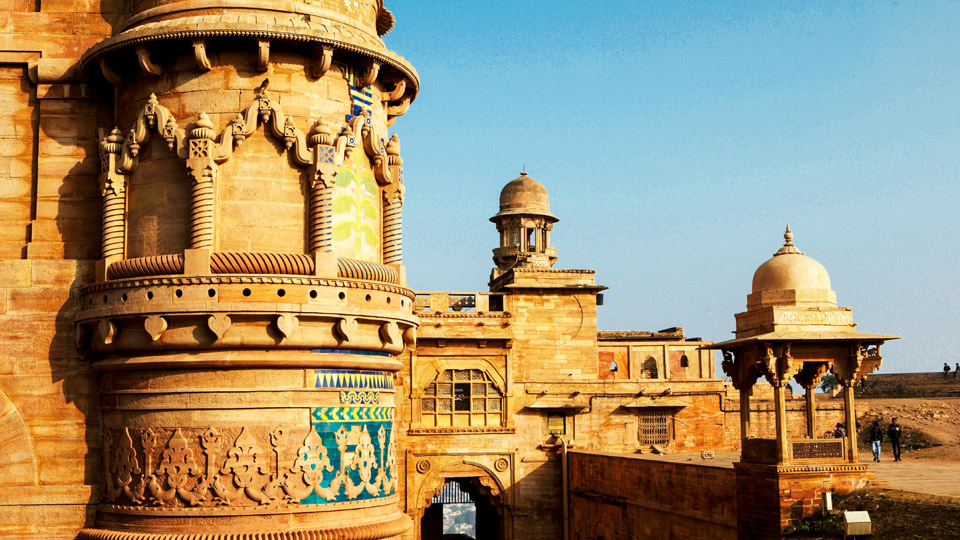Die Zinnen von Gwalior sind mit aufwändigen Fliesen- und Schnitzarbeiten versehen - (Foto: ©Mark Read/Lonely Planet)