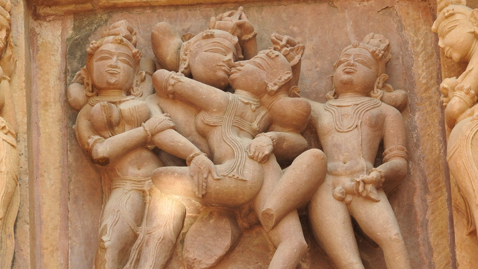 Skulpturen, die das Kamasutra darstellen, schmücken den Lakshmana-Tempel (ca. 954) - (Foto: ©Konstantin Litvinov/Shutterstock)
