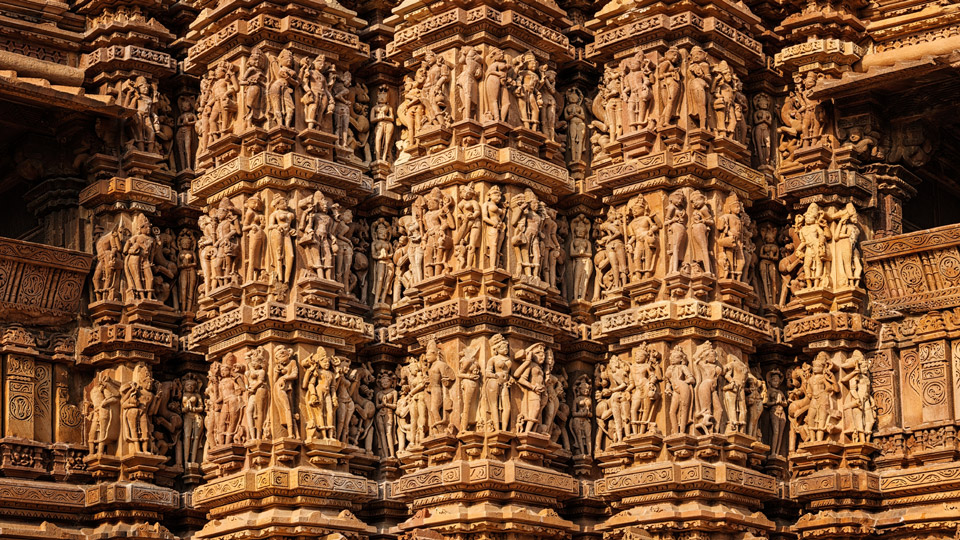 Hunderte Skulpturen schmücken den Lakshmana-Tempel (ca. 954) - (Foto: ©Dmitry Rukhlenko/Shutterstock)