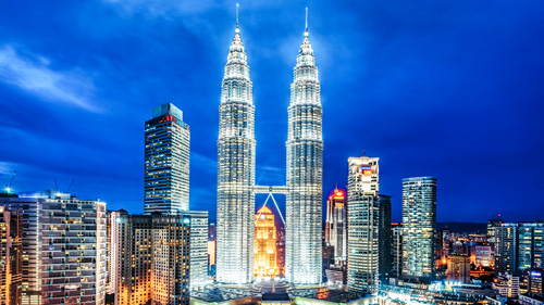 Die Petronas Twin Towers in Kuala Lumpur - (Foto: ©Nikada/Getty Royalty Free)