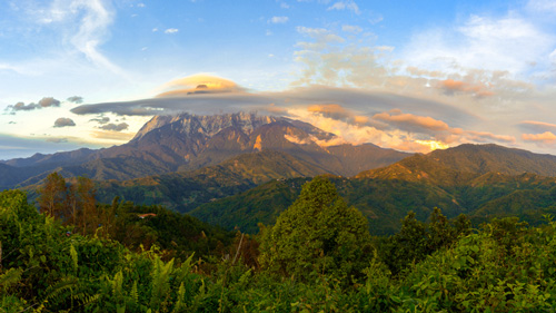 Wolken über Gunung Kinabalu im Kinabalu Nationalpark- (Foto: ©Ramdan_Nain/istock.com)