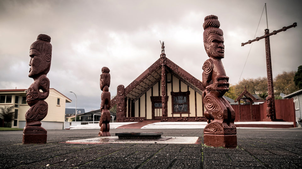 Beeindruckende Māori-Schnitzereien vor dem Tama-te-Kapua-Versammlungshaus in Ohinemutu, Rotorua - (Foto: © sljones / Getty Images)