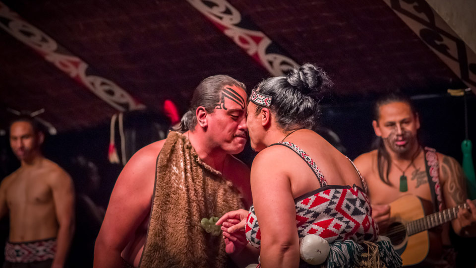 Neben Musik, Tanz und Geschichtenerzählen ist die te reo Māori-Sprache ein wesentlicher Bestandteil der Māori-Kultur - (Foto: © Fotos593 / Shutterstock)