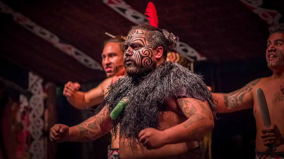 Beeindruckendes Erlebnis: Tamaki Maori in traditioneller Kleidung beim Tanz - (Foto: ©Fotos593/Shutterstock)