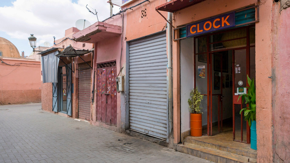 Das Café Clock, in dem die spektakulären Konzerte von Gnaoua-Musikern stattfinden, sieht von außen ganz unspektakulär aus - (Foto: © Chris Griffiths / Lonely Planet)