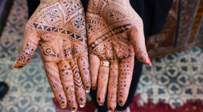 Beim Abendessen im Henna Café die schönste Bemalung erhalten und der Gemeinschaft etwas zurückgeben - (Foto: © Emily Marie Wilson / Shutterstock)