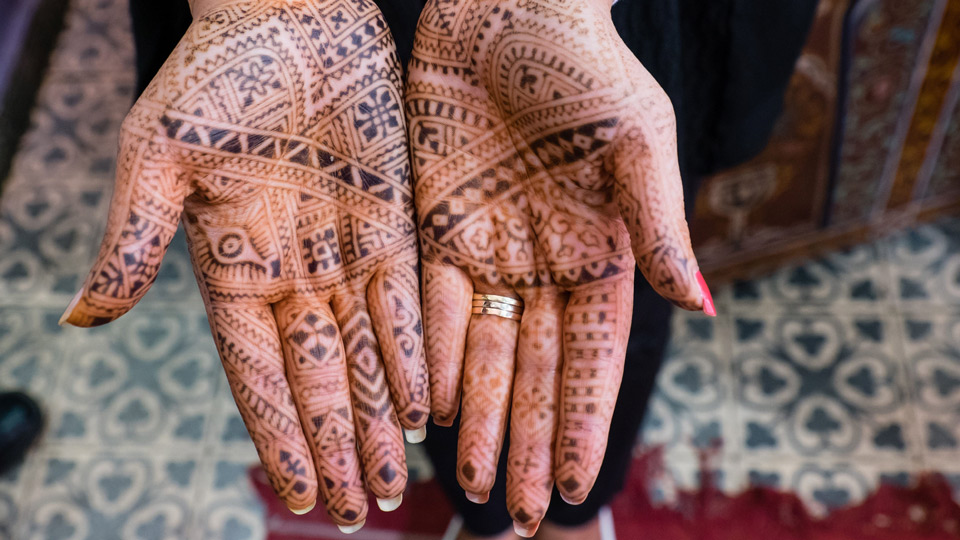Beim Abendessen im Henna Café die schönste Bemalung erhalten und der Gemeinschaft etwas zurückgeben - (Foto: © Emily Marie Wilson / Shutterstock)