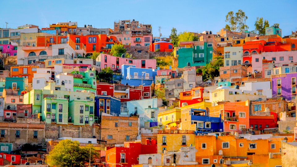 Die farbenfrohen Gassen des lebhaften Guanajuato sind einen Besuch wert - (Foto: ©KIKILOMBO/Getty Images)
