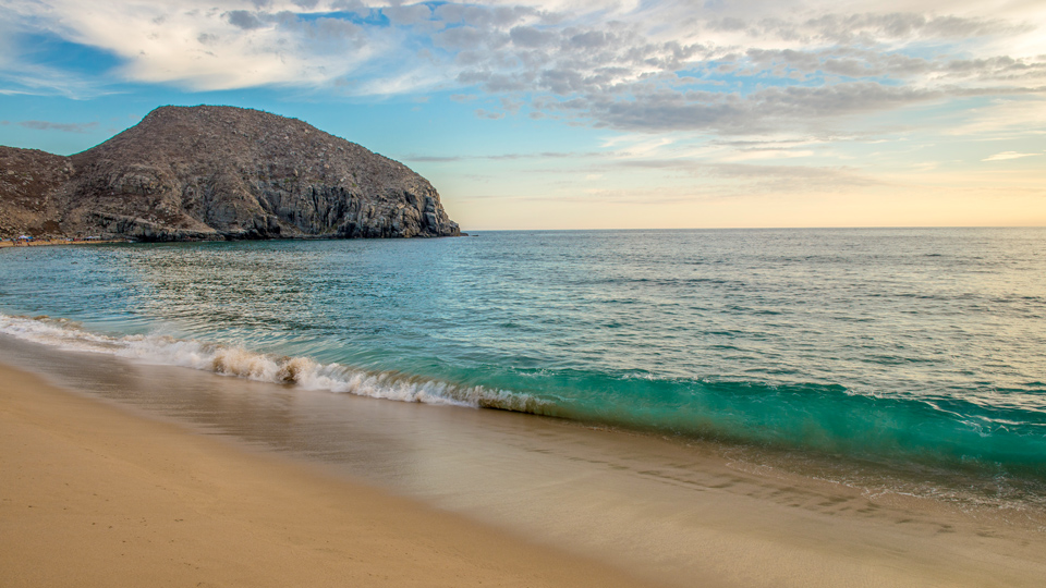 Der malerische Künstlerort Todos Santos ist der perfekte Ausgangspunkt, um Surfen zu lernen oder einfach das Meer zu genießen - (Foto: ©Victor Yee/Istock.com)