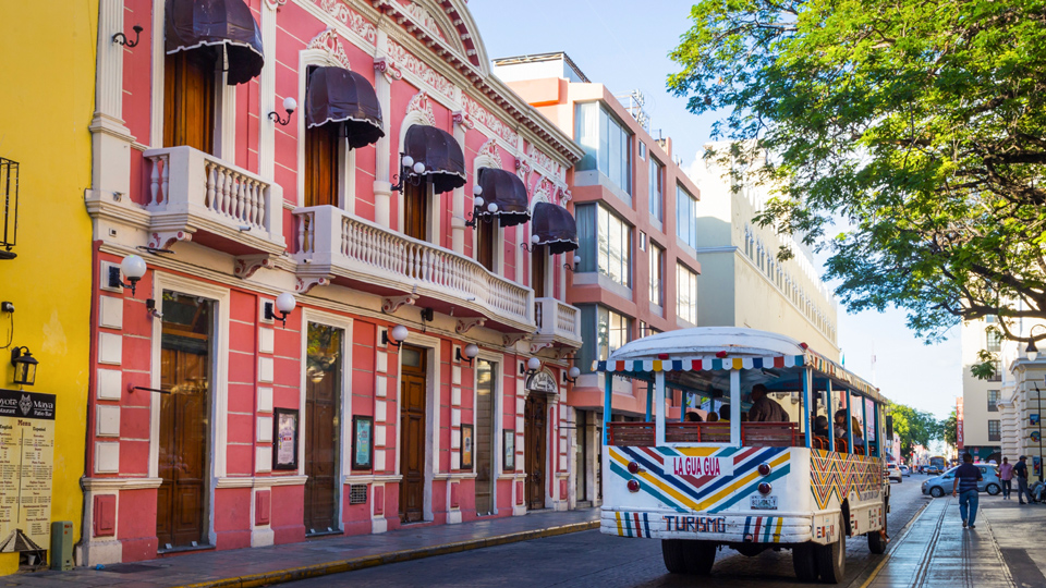 Bunte koloniale Architektur und schattige Straßen, gesäumt von Straßencafés und Kunsthandwerksläden - so schön ist Mérida - (Foto: ©Irina Klyuchnikova/Shutterstock)