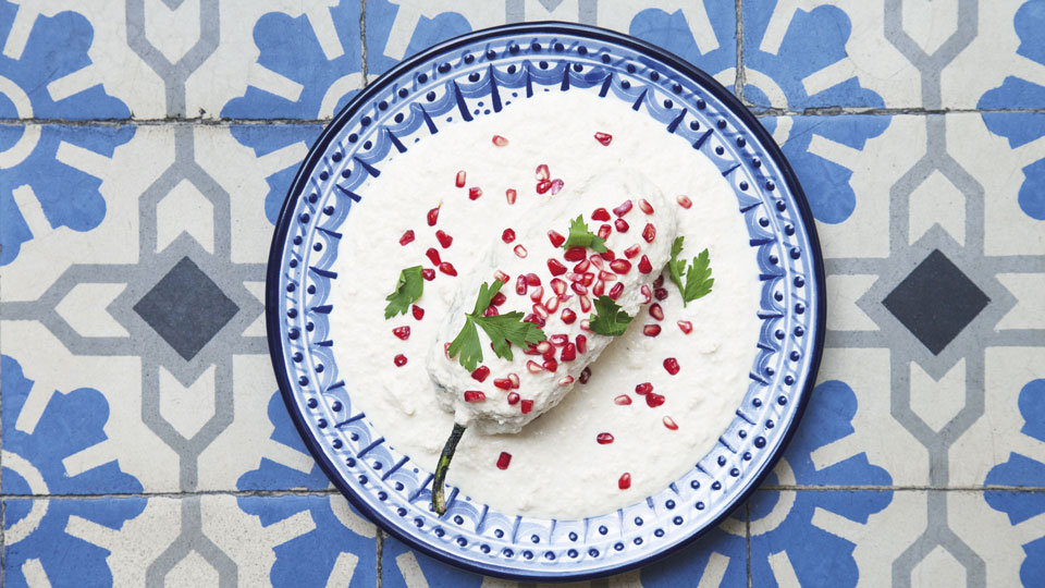 Gefüllte Poblano-Paprika in Walnusssoße gehört zu den mit Stolz verzehrten Lieblingsspeisen in Puebla - (Foto: ©Lindsay Lauckner Gundlock / Lonely Planet)