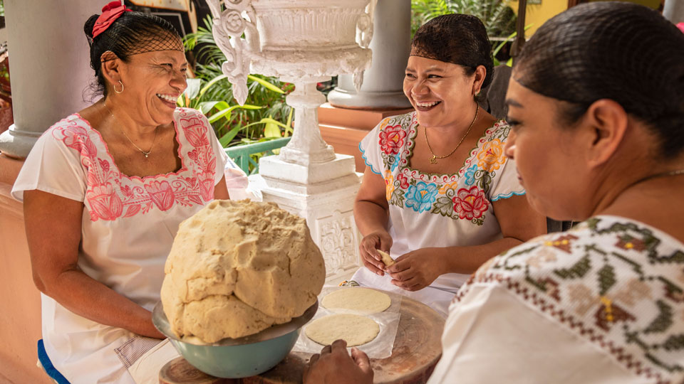 Wenn die Frauen von Merida gemeinsam Tortillas machen, geht es lustig zu - (Foto: © Leon Rafael / Shutterstock)