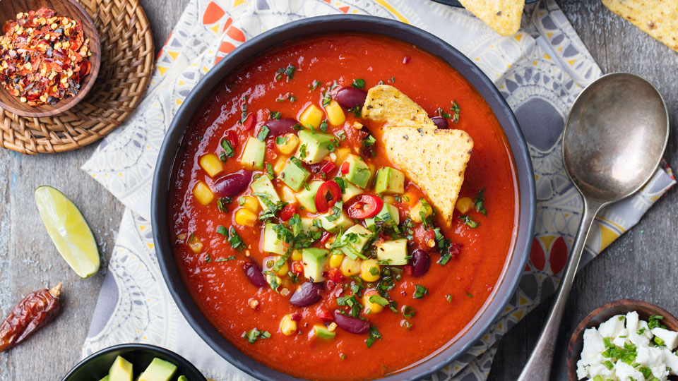 Vegetarier finden eine Vielzahl von Gerichten, wie zum Beispiel diese leckere mexikanische Tomaten-, Bohnen- und Paprikasuppe - (Foto: © Anna_Pustynnikova / Shutterstock)
