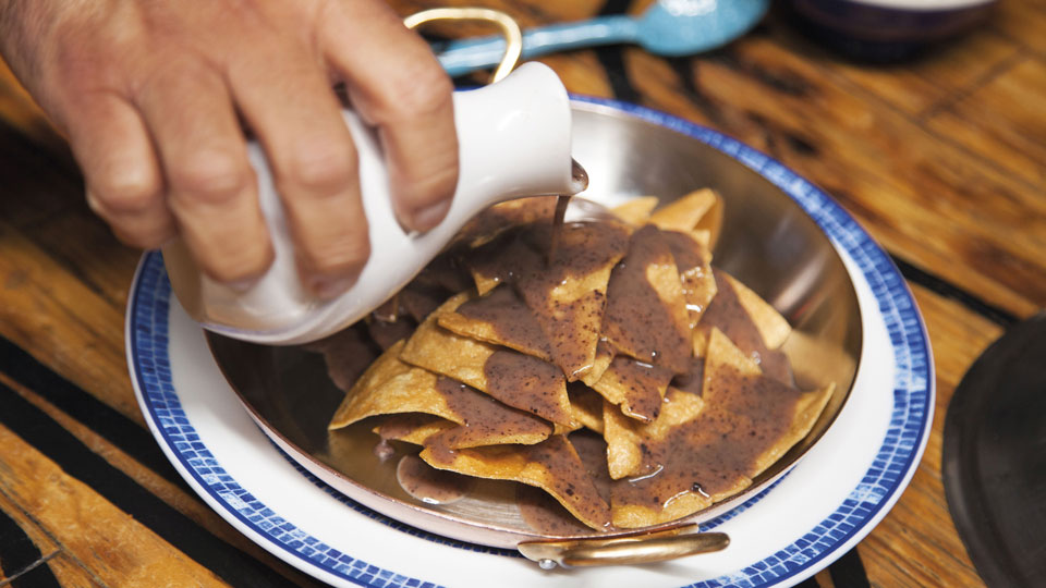 Warum nicht einen Sightseeing-Tag mit einer großen Portion traditioneller mexikanischer Chilaquiles beginnen? - (Foto: © Lindsay Lauckner Gundlock / Lonely Planet)