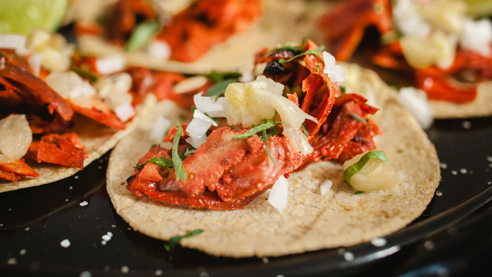 Frische mexikanische Tacos al Pastor mit Zitrone und Soße auszuprobieren, ist ein Muss - (Foto: © Marcos Elihu Castillo Ramirez / Getty Images)