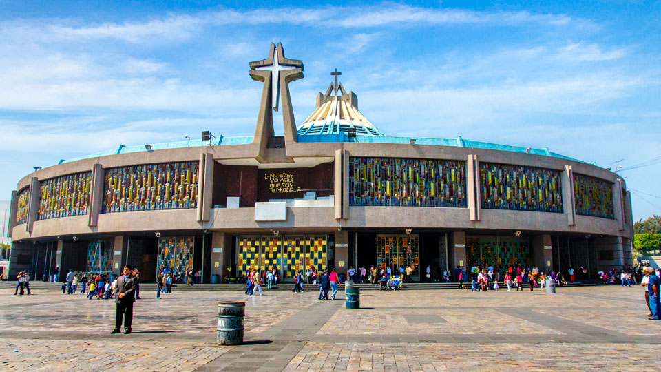 Außenansicht der Basilika Nuestra de Señora Guadalupe (Unsere Liebe Frau von Guadalupe) und der Plaza de las Americas - (Foto: © ElOjoTorpe / Getty Images)