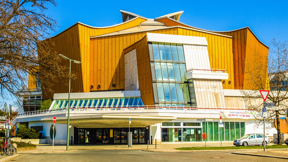 Außenansicht des von Hans Scharoun entworfenen Konzertsaals der Berliner Philharmonie - (Foto: © Claudio Divizia / Shutterstock)