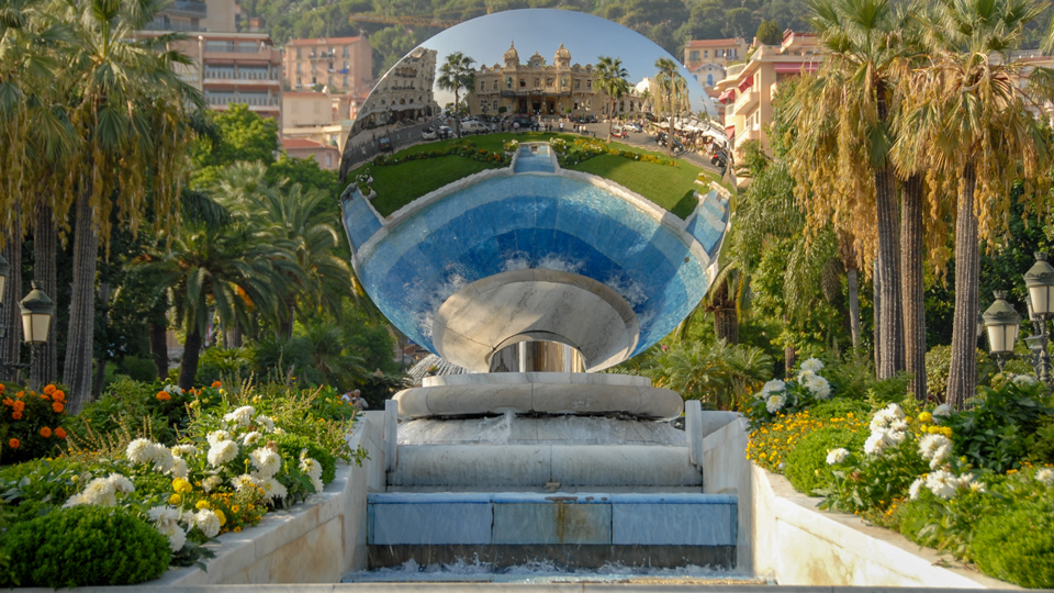 Casino Monte Carlo, gespiegelt im Anish Kapoor's "Sky Mirror" - (Foto: ©travel192/Budget Travel)
