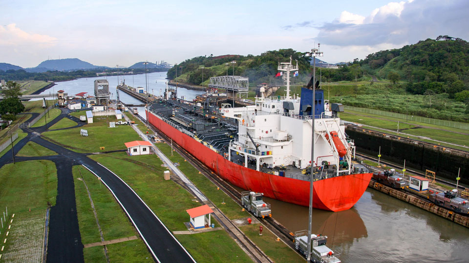 Die Milaflores-Schleusen des Panamakanals sind beeindruckend - (Foto: © evenfh / Shutterstock)