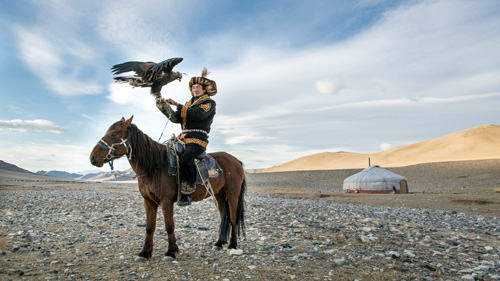 Adlerjäger mit seinem Altai Golden Eagle - (Foto: ©Katiekk/Shutterstock Royalty Free)
